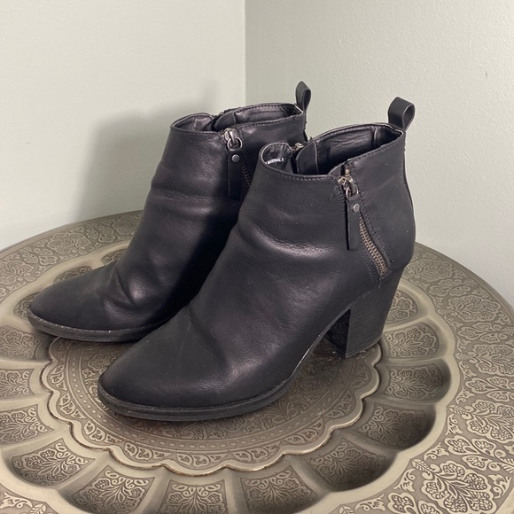 Universal Thread Boots - Picture 1 of 5